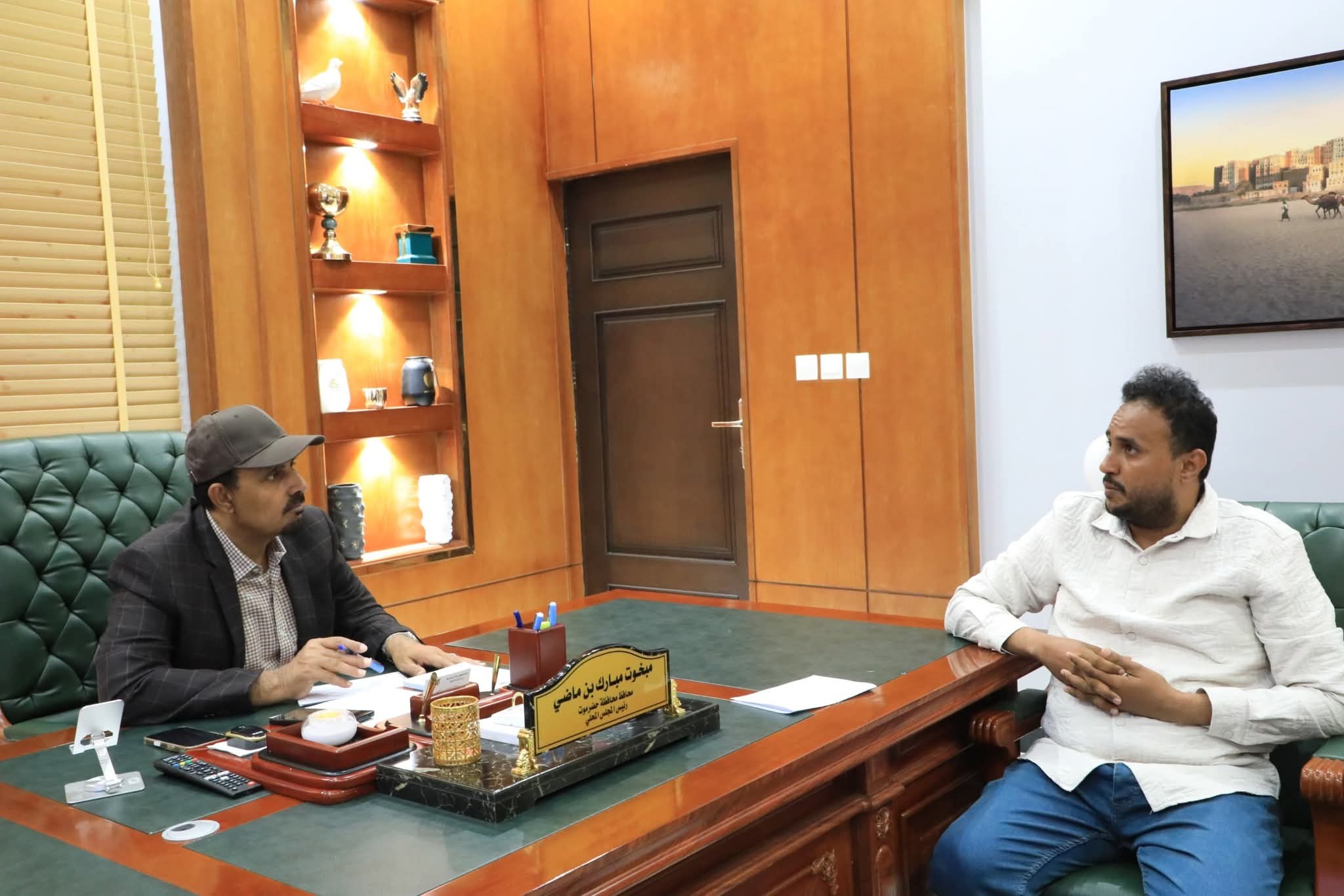 اخبار-حضرموت-|-محافظ-#حضرموت-يطلع-على-خطط-تدخلات-الطرق-الطارئة-ويوجه-بتسريع-العمل-في-#صيانة-الخط-الدولي-“الريان-–-حضاتهم”-ومكافحة-زحف-الرمال-غربًا