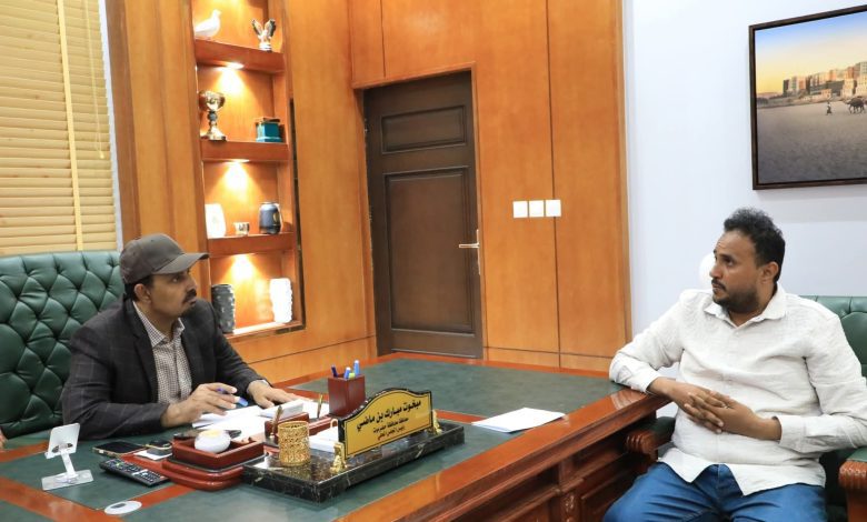 اخبار-حضرموت-|-محافظ-#حضرموت-يطلع-على-خطط-تدخلات-الطرق-الطارئة-ويوجه-بتسريع-العمل-في-#صيانة-الخط-الدولي-“الريان-–-حضاتهم”-ومكافحة-زحف-الرمال-غربًا