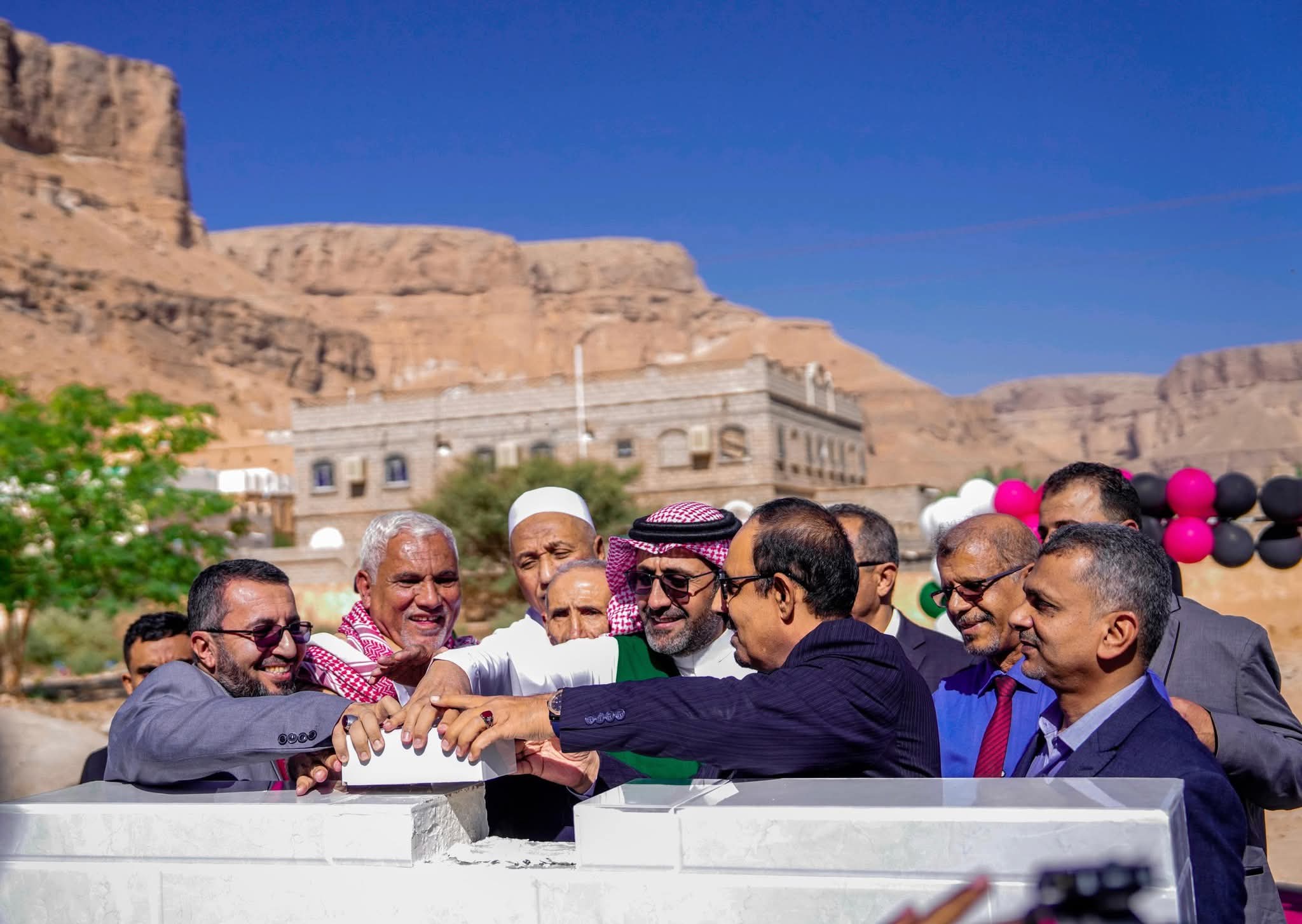 اخبار-حضرموت-|-محافظ-#حضرموت-يضع-حجر-الأساس-لمركز-البكرية-الخيري-للغسيل-الكلوي-بدوعن-بتمويل-من-مركز-الملك-#سلمان