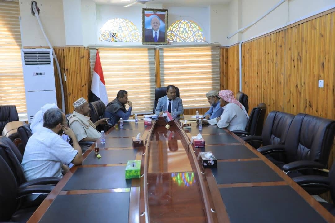 اخبار-حضرموت-|-الوكيل-العامري-يلتقي-بعُقال-حارات-حي-القرن-واللجنة-المجتمعية-ويُشيد-بجهودهم-في-خدمة-المجتمع