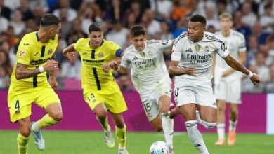 هدية لا تصدق.. نجم ريال مدريد يمنح حذاءه لأحد الأطفال (فيديو)