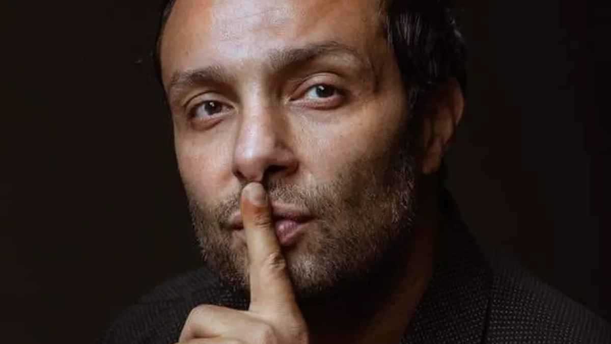 أثار تفاعلا واسعا.. عريس يحضر حفل زفافه عبر
