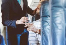 مؤلف ملكي يتوقع سجن الأمير أندرو وسارة فيرغسون