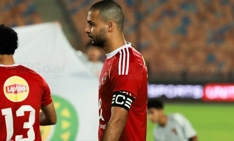 لأول مرة.. أحمد رمضان يحمل شارة قيادة الأهلي