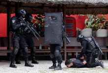 مؤلف ملكي يتوقع سجن الأمير أندرو وسارة فيرغسون