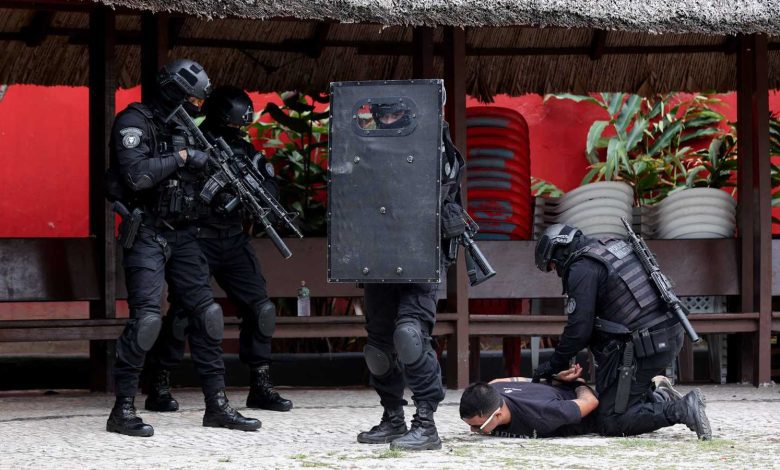 مؤلف ملكي يتوقع سجن الأمير أندرو وسارة فيرغسون