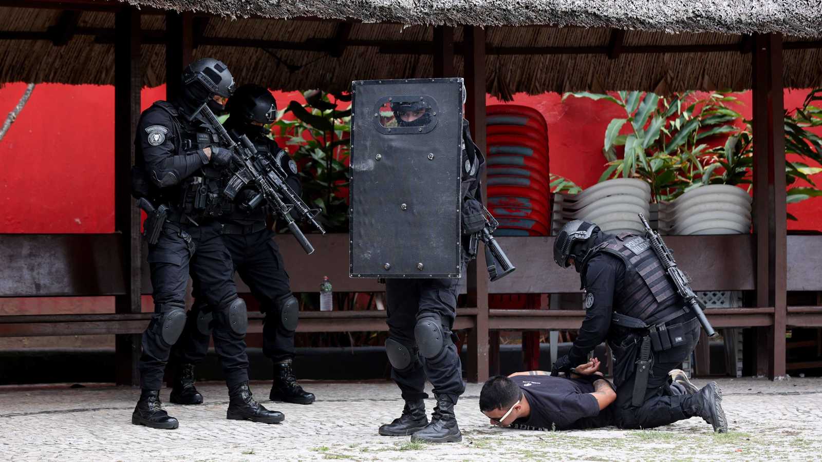 مؤلف ملكي يتوقع سجن الأمير أندرو وسارة فيرغسون