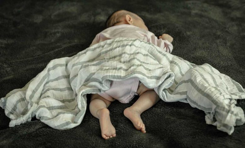 جدة تركية تفاجئ حفيدها بهدايا غير متوقعة يوم زفافه (فيديو)