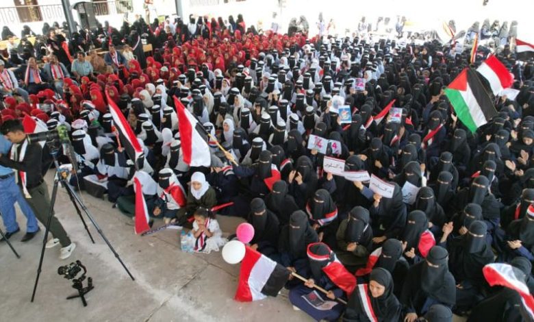 4 الاف طالبة بمأرب يقدمن عرضاً كرنفالياً وفنياً احتفاء بثورتي 26 سبتمبر و14 أكتوبر