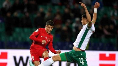 لقطة اليوم.. يحيى نادر نجم منتخب الإمارات يقبل رأس والدته بعد مواجهة عُمان (صور)