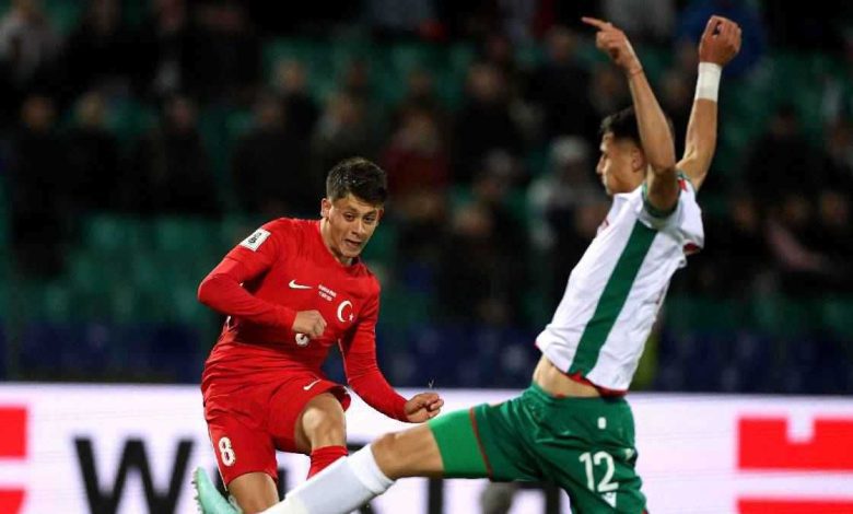 لقطة اليوم.. يحيى نادر نجم منتخب الإمارات يقبل رأس والدته بعد مواجهة عُمان (صور)