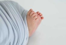 امرأة تغضب وتدمر نافذة قطار بعد سرقة حقيبتها (فيديو)