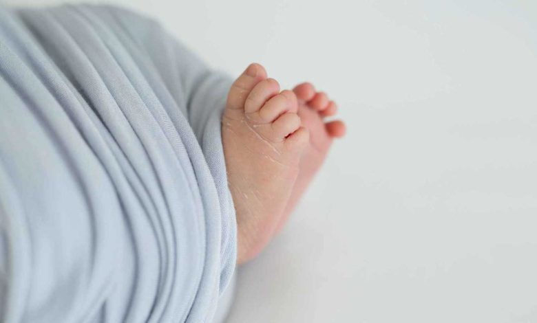 امرأة تغضب وتدمر نافذة قطار بعد سرقة حقيبتها (فيديو)