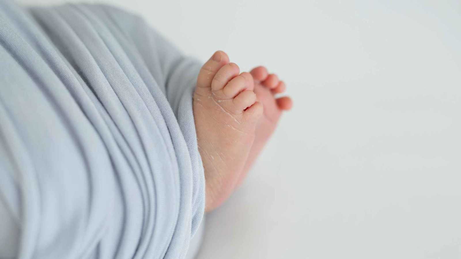 امرأة تغضب وتدمر نافذة قطار بعد سرقة حقيبتها (فيديو)