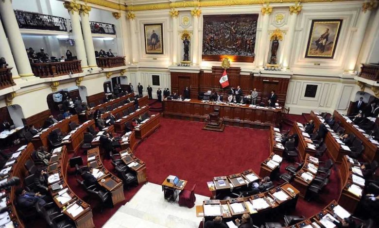 طلبت من مستشارها تقليم أظافرها.. دعوات لمحاسبة نائبة يسارية في البيرو (صور)