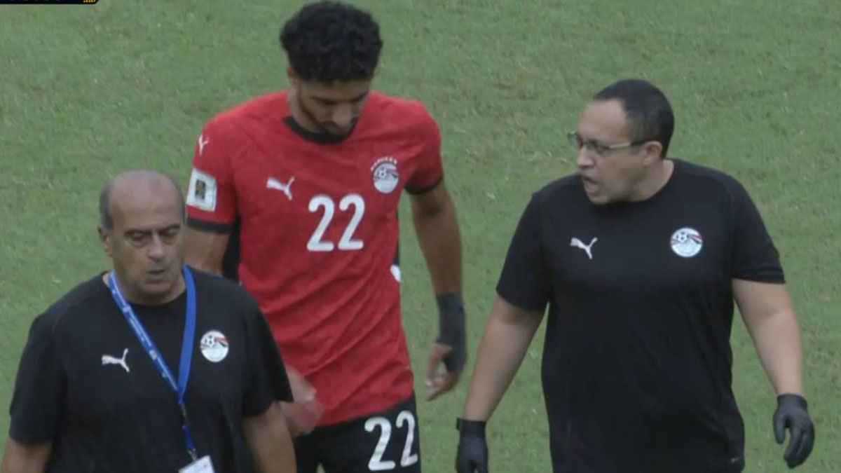 لماذا ارتدى زيزو قميص مصطفى شوبير بعد مباراة الأهلي والكهرباء؟ (صور وفيديو)