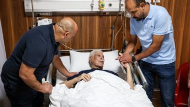 نجوم الأهلي في زيارة إنسانية لحسن شحاتة... وقميص خاص يحمل رسالة تقدير وتاريخ