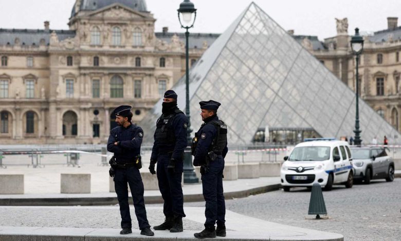 القضاء الفرنسي يحاكم 10 أشخاص بتهمة