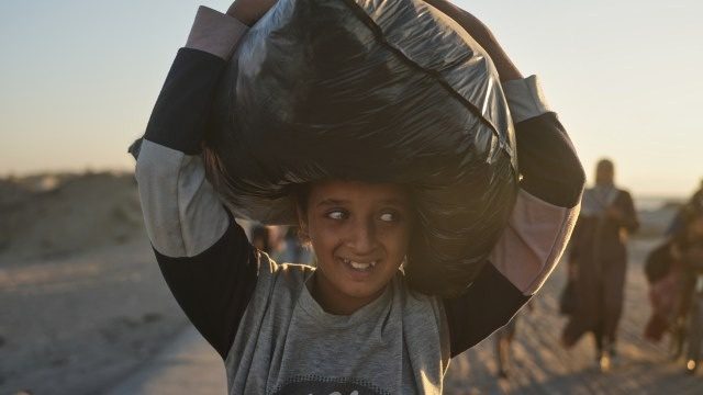 عودة أهالي غزة النازحين إلى منازلهم تتصدر الصحف العالمية