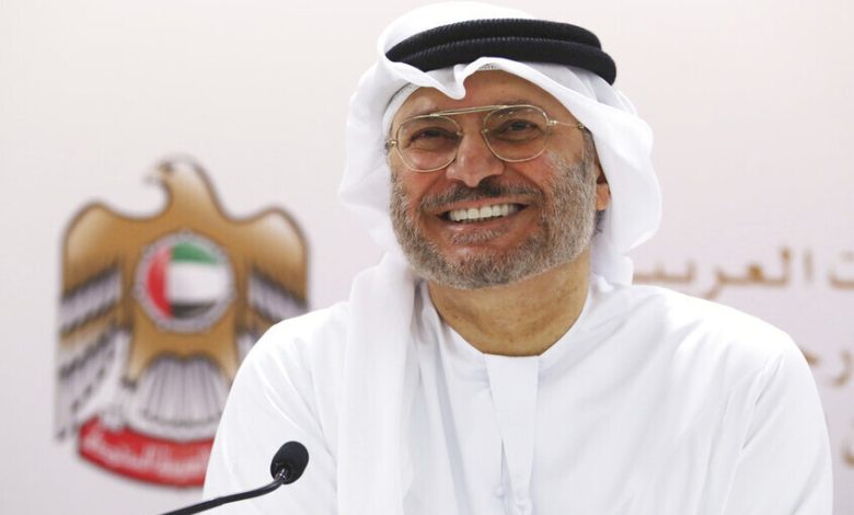 أنور قرقاش يعلق على انسحاب الجيش السوداني من الفاشر