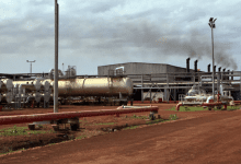 السودان يوقف عبور نفط جنوب السودان ويغلق منشآت هجليج