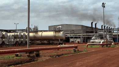 السودان يوقف عبور نفط جنوب السودان ويغلق منشآت هجليج