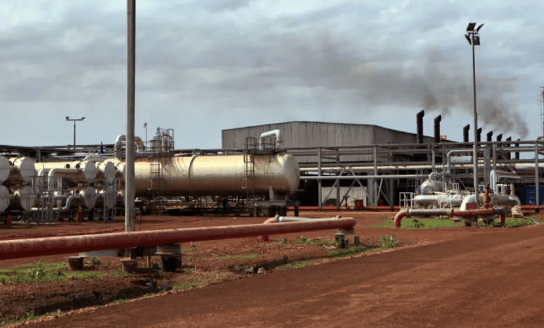السودان يوقف عبور نفط جنوب السودان ويغلق منشآت هجليج