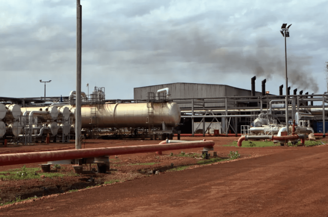 السودان يوقف عبور نفط جنوب السودان ويغلق منشآت هجليج