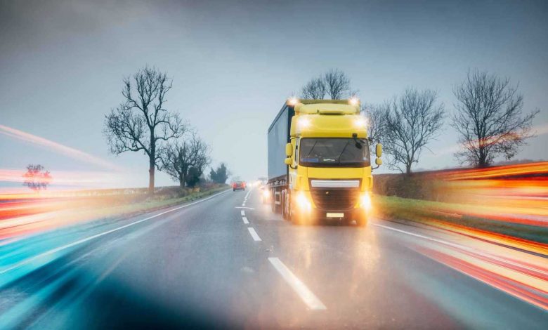 في مشهد صادم.. دهس خصومه بالسيارة فور خروجه من المحكمة بتركيا (فيديو)