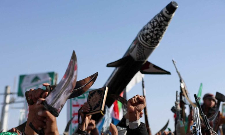 عناصر مسلحة مؤيدة لميليشيا الحوثي