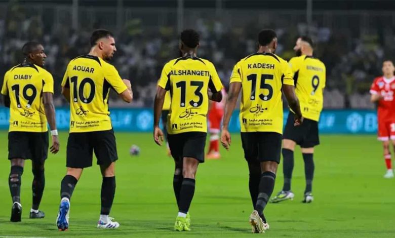 قراران غريبان.. حكم مباراة الأهلي والشباب يخالف بروتوكول الـVAR (فيديو)