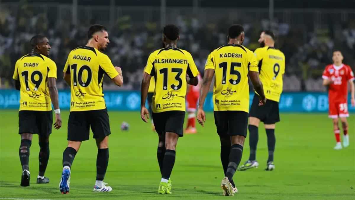 قراران غريبان.. حكم مباراة الأهلي والشباب يخالف بروتوكول الـVAR (فيديو)