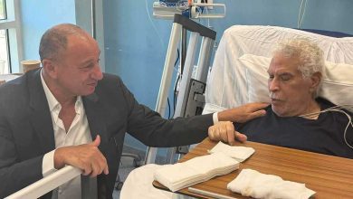 نجم ريال مدريد يصل معسكر منتخب فرنسا بملابس غريبة (فيديو وصور)