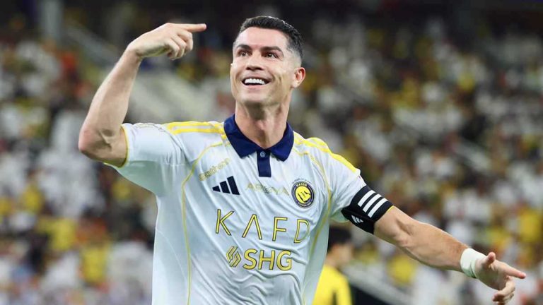 أولها صلاح ويجب حلها فورا.. 5 أزمات تهدد موسم ليفربول