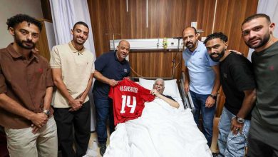 رد فعل محمد صلاح بعد منحه صورته بقميص أول فريق لعب له على الإطلاق (شاهد)