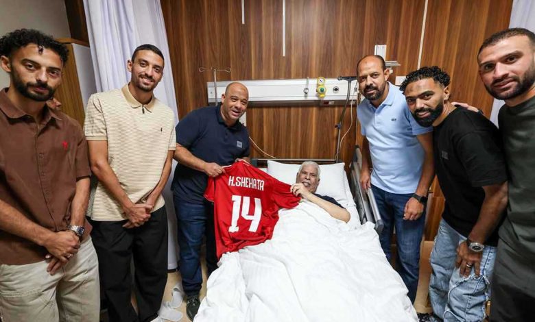 رد فعل محمد صلاح بعد منحه صورته بقميص أول فريق لعب له على الإطلاق (شاهد)