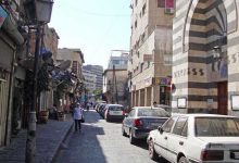 امرأة تغضب وتدمر نافذة قطار بعد سرقة حقيبتها (فيديو)