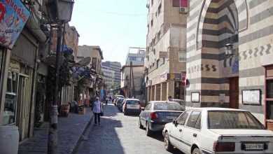 امرأة تغضب وتدمر نافذة قطار بعد سرقة حقيبتها (فيديو)