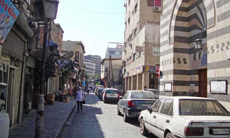 امرأة تغضب وتدمر نافذة قطار بعد سرقة حقيبتها (فيديو)