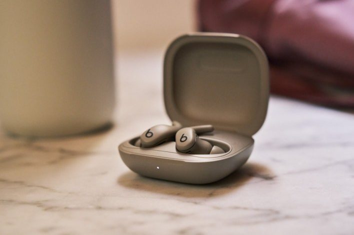 Beats تكشف عن Powerbeats Fit بتصميم جناحي يضمن ثبات مثالي