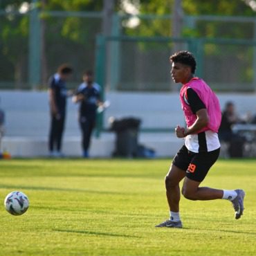 مفاجأة وكواليس جلسة جوان إدوارد مع محمد السيد من أجل التجديد لـ الزمالك! فيديو