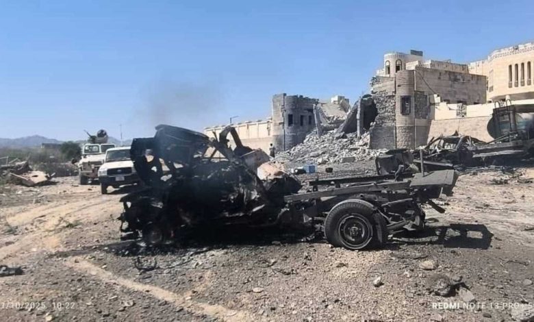 النيران تشتعل في المركبتين