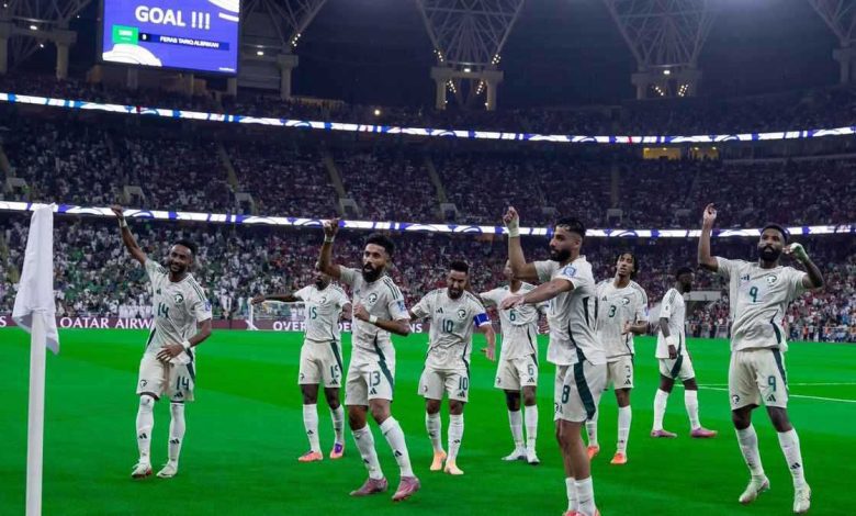 لفتة طيبة من سالم الدوسري تجاه فراس البريكان بمباراة السعودية وإندونيسيا (فيديو)