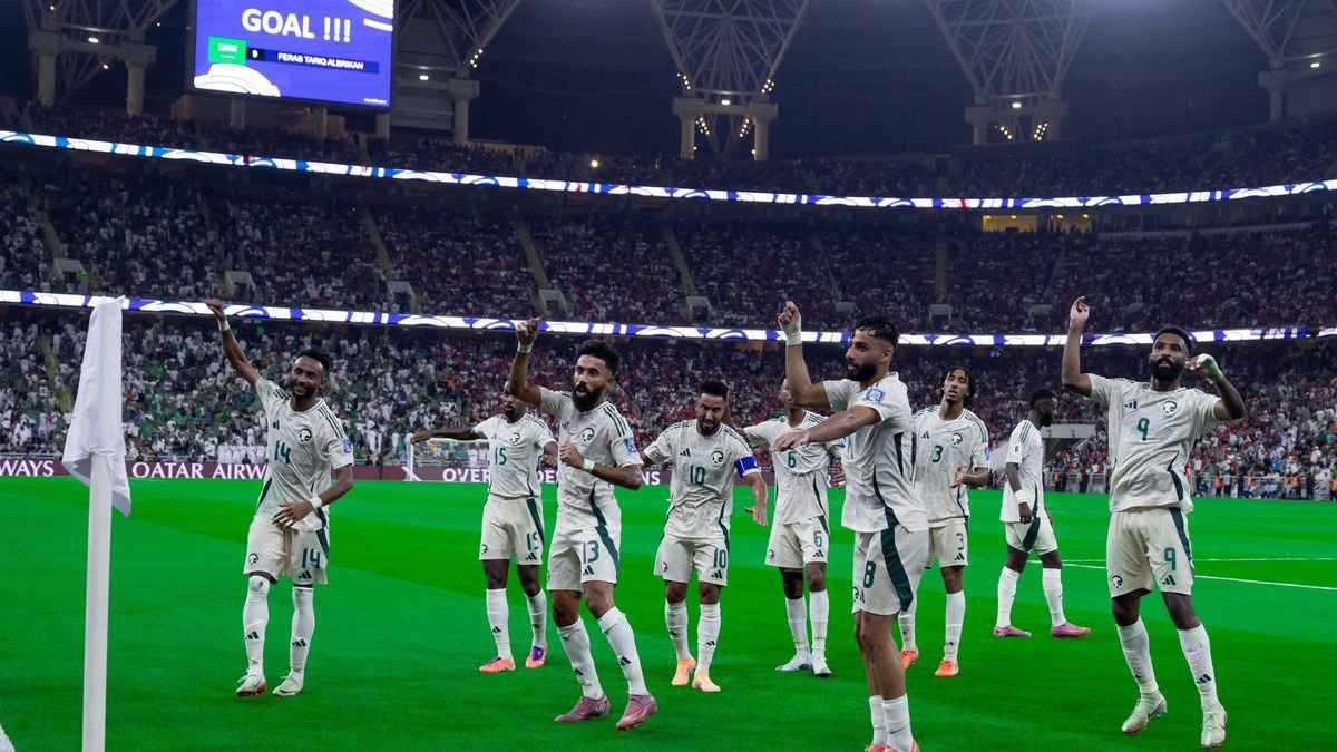 لفتة طيبة من سالم الدوسري تجاه فراس البريكان بمباراة السعودية وإندونيسيا (فيديو)