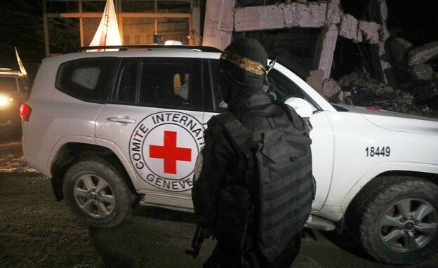 "القسام" تعلن تسليم جثة أسير إسرائيلي الليلة