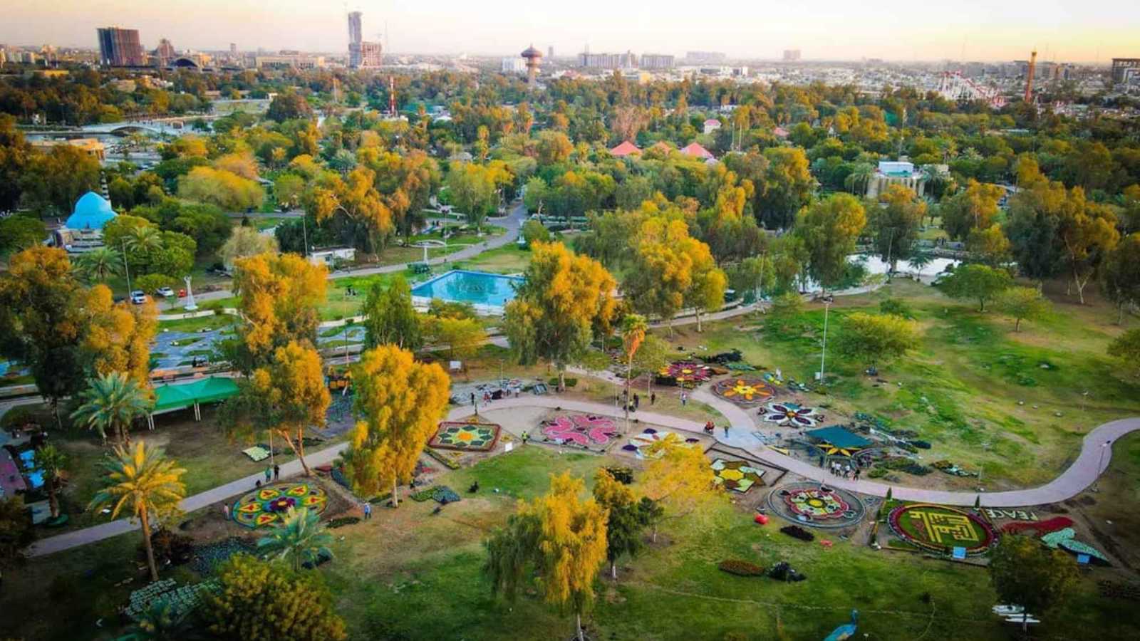 ما قصة صورة عادل إمام بالزي الفرعوني؟