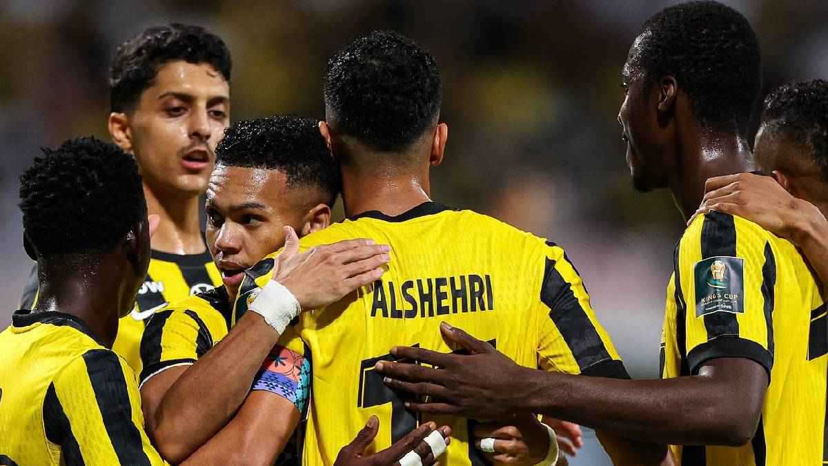 مثل محمد هنيدي.. نجم الأهلي المصري يسخر من خوان ألفينا بيزيرا (فيديو)