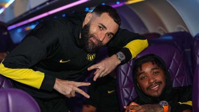 بعد مشادة عنيفة.. حارس مرمى يوجه لكمة صادمة لمشجع (فيديو)