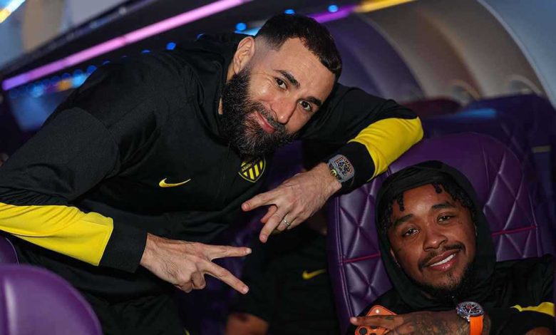 بعد مشادة عنيفة.. حارس مرمى يوجه لكمة صادمة لمشجع (فيديو)