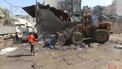 نقص الآليات ومواد البناء يعرقل عملنا